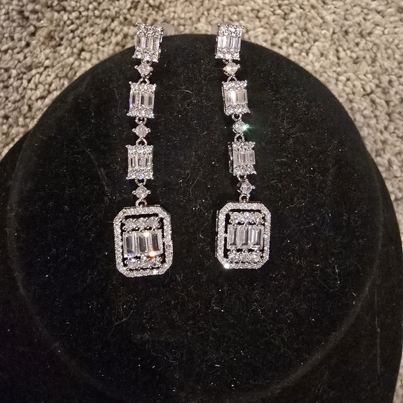 Duabi Jewelry Jewelry - Stunning Silver Crystal Drop Earrings